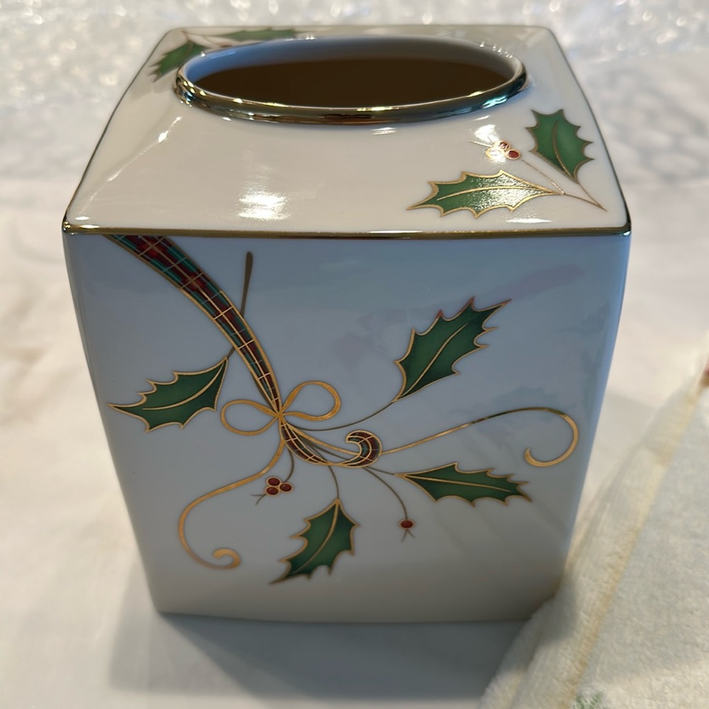 Lenox Holiday Nouveau Bathroom Accessories Holly Leaf Tissue Cup Dispenser